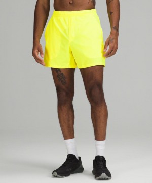 Σορτσ Lululemon Pace Breaker Linerless 5" ανδρικα κίτρινα | Greece-8169023