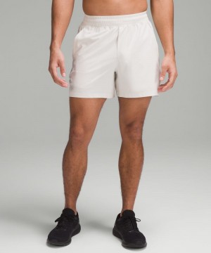 Σορτσ Lululemon Pace Breaker Linerless 5" ανδρικα Μπεζ | Greece-7325490